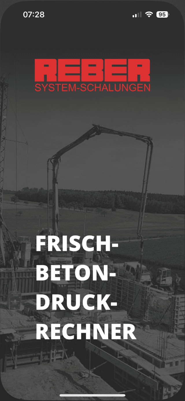 Reber Frischbetondruck-Rechner App mit Firmenlogo und Betonpumpe auf Baustellen-Hintergrund